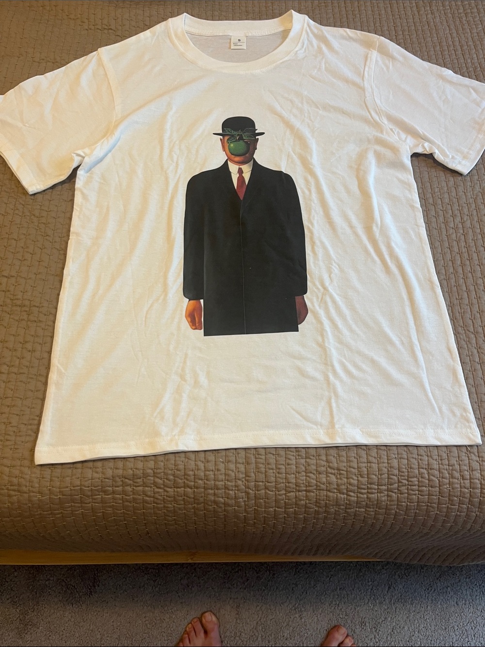 Magritte White Graphic Men’s T‑Shirt with Surreal Apple Print